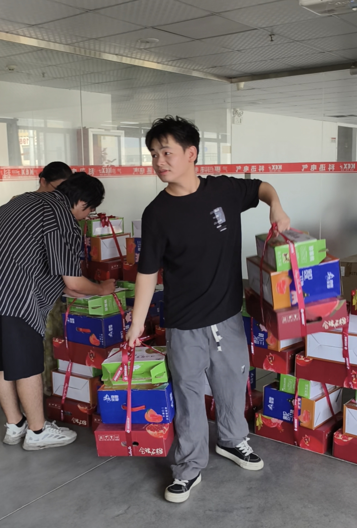 Sügisfestivali puhul on Kexun Electric valmistanud igale töötajale suurepärased kinkekarbid.